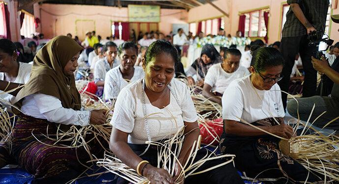 Menganyam Kebaikan untuk Masa Depan, Kolaborasi Holistik BNI Kuatkan Para Mama di NTT