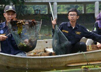 100 Mahasiswa IPB Bersihkan Situ