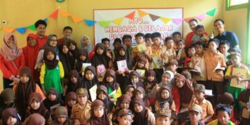 Tel-U Kembangkan Perpustakaan Sekolah di Kampung Cihurip