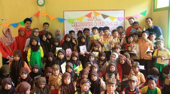 Tel-U Kembangkan Perpustakaan Sekolah di Kampung Cihurip