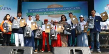 Astra Salurkan Beasiswa Kepada Anak-anak Karyawannya Yang Berprestasi