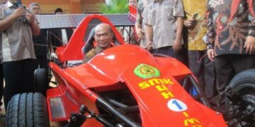 Mendikbud Luncurkan Mobil Formula Hybrid Karya Siswa SMK