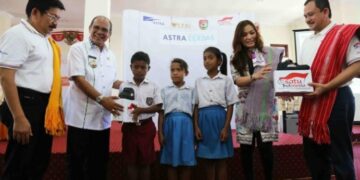 Astra Serahkan 1500 Pasang Sepatu Kepada Para Murid di Sumba Barat