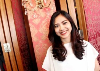 Dhini Hidayati : Tinggalkan Kemapanan Untuk GandengTangan