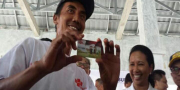 Telkom Salurkan Kartu Tani Bagi Petani Tebu