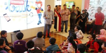 Telkomsel Edukasi #internetBAIK di Indonesia Cyberkids Camp 2016