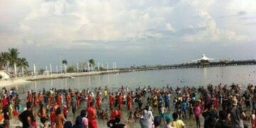 Usai Pesta Tahun Baru, Pengunjung Ancol Bersihkan Pantai