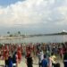 Usai Pesta Tahun Baru, Pengunjung Ancol Bersihkan Pantai