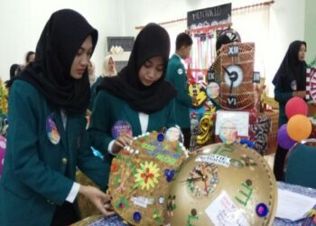 Mahasiswa Perbanas Surabaya Bikin 200 Jam Ramah Lingkungan