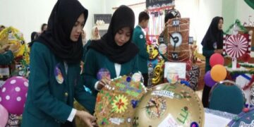 Mahasiswa Perbanas Surabaya Bikin 200 Jam Ramah Lingkungan