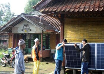 Mahasiswa UNPAD Terangi Kampung Dengan Listrik Surya