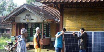Mahasiswa UNPAD Terangi Kampung Dengan Listrik Surya