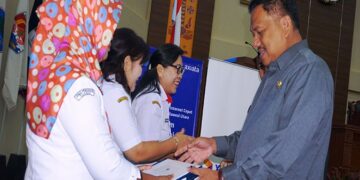 Gubernur Sulut Serahkan Donasi 32 TB Untuk 135 Sekolah
