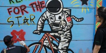Relawan DBS Warnai Kampung Mural di Jakarta