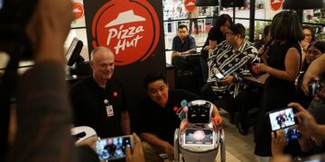 Restoran Waralaba Ini Hadirkan Black Pizza dan Robot Pintar