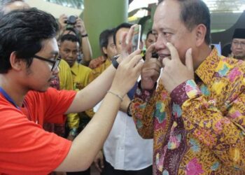 Menteri M. Nasir Jajal Kemampuan Aplikasi Peserta di “Indonesia Science Day 2018”