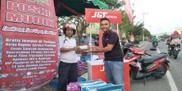 J&T Express Gelar Acara Bagi- bagi Takjil Untuk Masyarakat