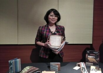Cendy Mirnaz : Produksi Kain Tenun Ikat Sambil Memberdayakan Pengrajin Lokal