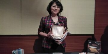 Cendy Mirnaz : Produksi Kain Tenun Ikat Sambil Memberdayakan Pengrajin Lokal