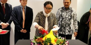 Menlu Retno Resmikan Rising Fashion 2018 di Singapura
