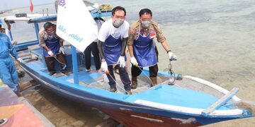 AkzoNobel dan Greenation Foundation Gelar #OperasiTangkapPlastik di Kepulauan Seribu