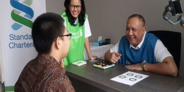 Standard Chartered Indonesia Gelar Kesehatan Mata di YPAC