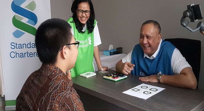 Standard Chartered Indonesia Gelar Kesehatan Mata di YPAC