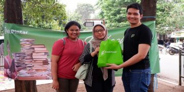 Kredit Pintar dan  Komunitas Jendela Bagikan Buku Bagi Anak
