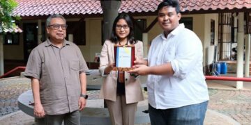 Charging Outlet Dari Tenaga Surya Dari UI