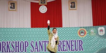 Menteri Rini Soemarno Kenalkan LinkAja ke 1.500 Santri di Pondok Pesantren Buntet Cirebon