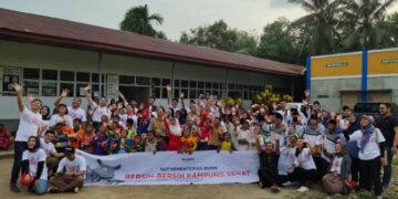 Meriahkan HUT ke-21 Kementerian BUMN Telkom Gelar Bersih-Bersih Kampung Sehat di Kalimantan Barat