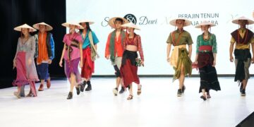 Sarung Jadi Inspirasi Desain di Indonesia Fashion Week 2019