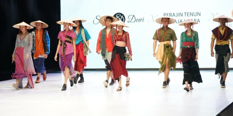 Sarung Jadi Inspirasi Desain di Indonesia Fashion Week 2019