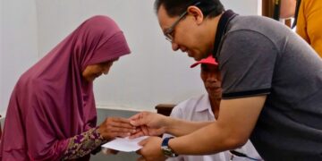 Direktur HCM Telkom Serahkan Kunci Bedah Rumah pada Program Telkom Peduli