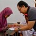 Direktur HCM Telkom Serahkan Kunci Bedah Rumah pada Program Telkom Peduli