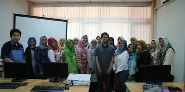 Telkom University Bantu Warga Desa Lengkong Manfaatkan Pemasaran Online