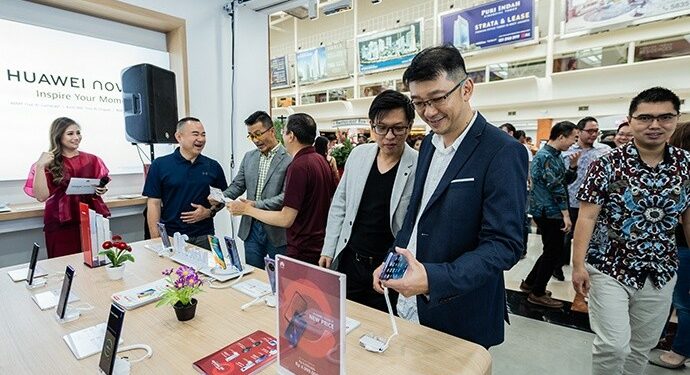 Huawei Hadirkan Pengalaman Jajal Produk Baru di Toko Offline