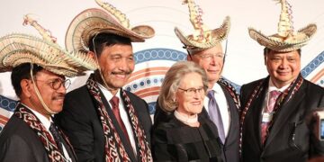 Chairman WEF Davos Kenakan Topi dan Kain Khas NTT