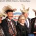 Chairman WEF Davos Kenakan Topi dan Kain Khas NTT