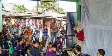 Mahasiswa LPDP Berikan Pelatihan Ecobrick ke Masyarakat