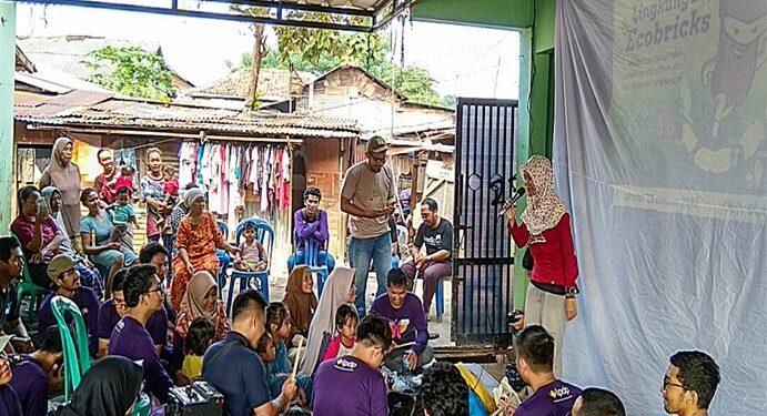 Mahasiswa LPDP Berikan Pelatihan Ecobrick ke Masyarakat