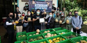 TaniHub Group Donasikan 1.500 Kilogram Pakan Satwa untuk TSI