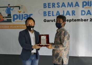 Percepat Digitalisasi Pendidikan, Direktur EBIS Telkom Tinjau Langsung Pemanfaatan Pijar Sekolah di SMAN 8 Garut
