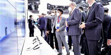 Menkominfo mengunjungi booth Huawei di venue MWC