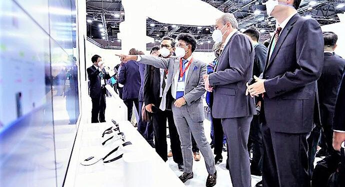 Menkominfo mengunjungi booth Huawei di venue MWC