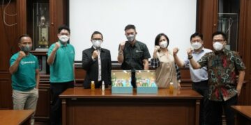 Guna memperluas jangkauan distribusi dan pemasaran produk dengan digital awareness di dunia online, PT Mustika Ratu Tbk menggandeng perusahaan e-commerce B2B GudangAda. Melalui kerja sama ini, Mustika Ratu yang telah memiliki merek dagang terdaftar dan melakukan pemasaran di platform GudangAda berhak mendapat status Official Store. Mustika Ratu dapat mengoptimalkan dukungan teknologi milik GudangAda yang telah menghubungkan lebih dari 750.000 pengguna, khususnya pelaku UMKM di lebih dari 500 kota di Indonesia. Presiden Direktur Mustika Ratu, Bingar Egidius Situmorang mengatakan, perkembangan e-commerce yang sangat pesat di Indonesia membuat pihaknya yakin mampu mengembangkan bisnis yang akan menguntungkan pelanggan. Kerja sama ini diharapkan mampu menghadirkan kemudahan bagi pelanggan untuk memperoleh berbagai produk Mustika Ratu dengan cepat melalui online channel dengan harga yang bersaing dan transparan. “Dengan adanya kerja sama Mustika Ratu dengan GudangAda ini diharapkan produk-produk kami dapat terdistribusi jauh lebih merata dan lebih luas di banyak toko di Indonesia, sehingga akan jauh lebih mudah didapatkan oleh konsumen Indonesia,“ ujar Bingar, dalam keterangan pers dikutip Jumat (25/3). Dengan teknologi yang dimiliki GudangAda, berbelanja kebutuhan produk Mustika Ratu menjadi lebih cepat, aman, dan mudah sehingga turut membantu Usaha Kecil Menengah (UKM) serta kebutuhan pasar akan pemenuhan dalam jumlah besar. Platform dan ekosistem digital semakin berkembang dan menjamur dengan diferensiasi yang dimiliki masing-masing. Mustika Ratu akan terus menjalin sinergi dan kemitraan strategis dalam rangka memperluas jaringan distribusi baik di Indonesia maupun global. “Harapan kami kolaborasi ini bisa mendorong distribusi produk Mustika Ratu lebih luas sebagai merek ternama dan berkualitas ke seluruh kota di Indonesia. Kerja sama dengan Mustika Ratu merupakan komitmen berkelanjutan GudangAda untuk menghadirkan solusi satu atap bagi seluruh pemain rantai pasok. Sebagai produsen, Mustika Ratu bisa memanfaatkan marketplace GudangAda untuk memperluas jangkauan pasar, bahkan hingga ke kota tier 3 di mana layanan GudangAda sudah hadir,” pungkas Chief Commercial Officer Gudang Ada, Budianto Hariadi.