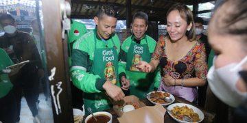 Sandiaga di Warung Nasi Ayam Bu Oki Bali