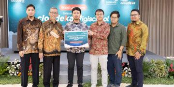 Penyerahan simbolis beasiswa Digischool Lintasarta.