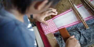 pembuatan tenun ikat Dayak Iban